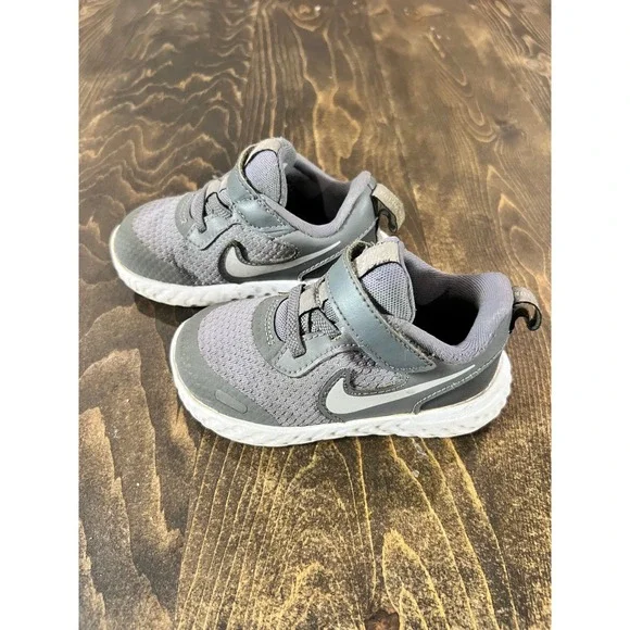 Nike Revolution 5 Toddler Kids Running Shoes Gray Size 7C BQ5673 004 - Picture 2 of 4